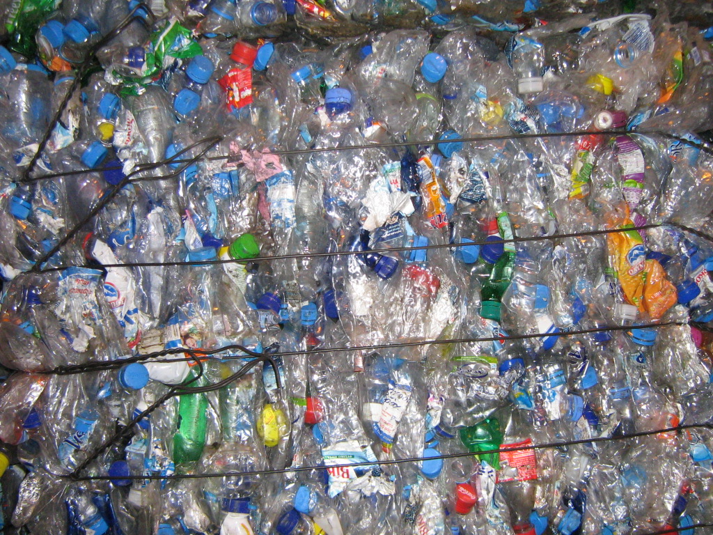 Митничари спряха 12 тона пластмасови отпадъци