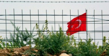 Вдигат стена на границата с Турция