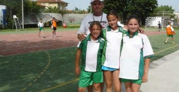 Момичета тренират футбол при Никола Николов