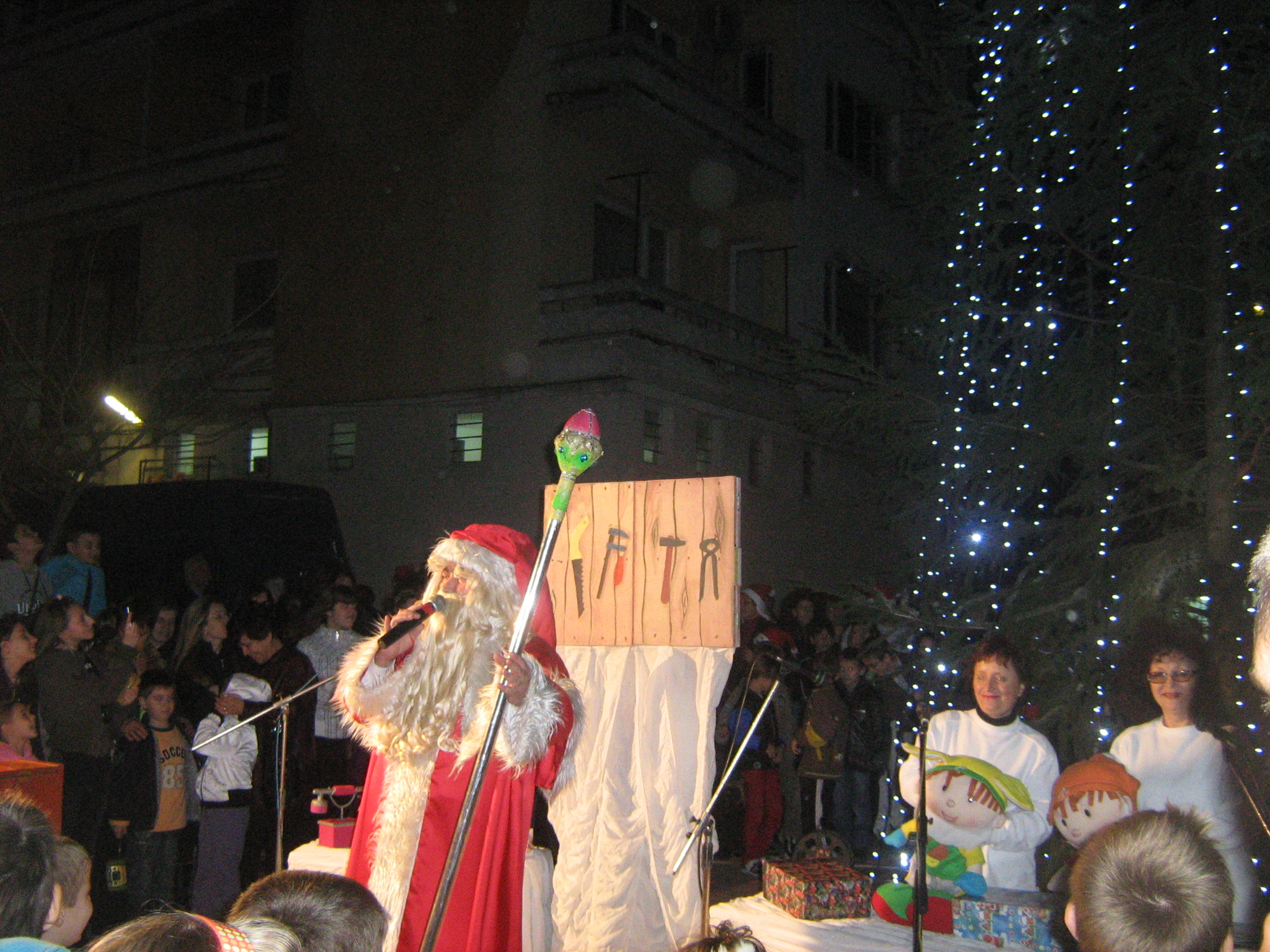 Коледната елха грейва на площад „14 март“