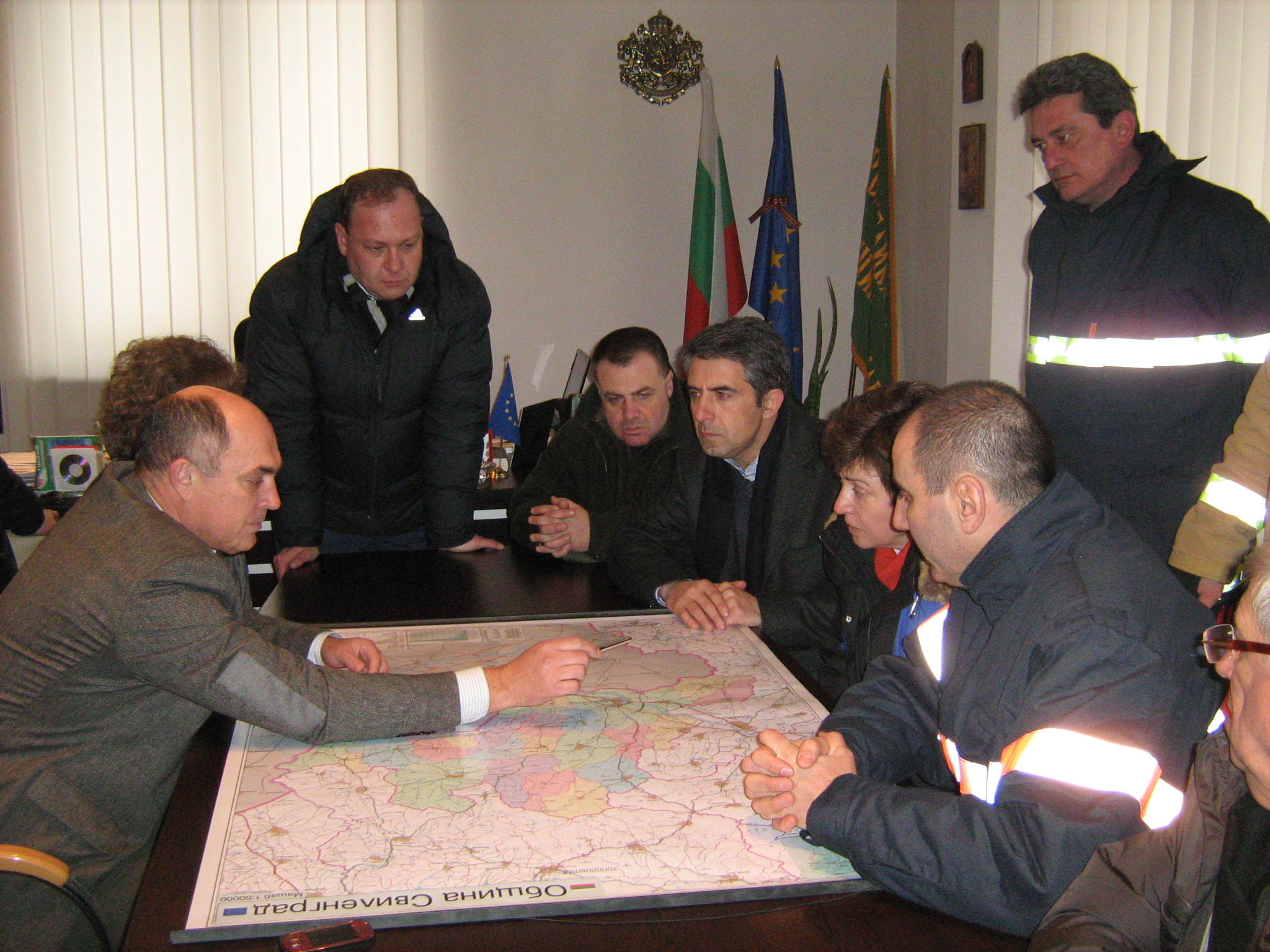 Президентът Плевнелиев и еврокомисар Георгиева обиколиха бедстващия квартал „Гебран“