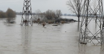 Нивото на водата в „Гебран“ стигна 160 см, 30 души са евакуирани