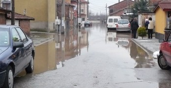Изведоха 90 души от наводнени домове, спасителната акция продължава