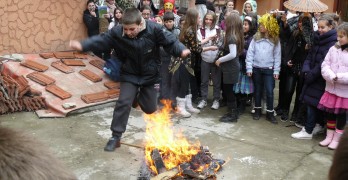 Традиционни за Сирни Заговезни обичаи изпълниха в Свиленград