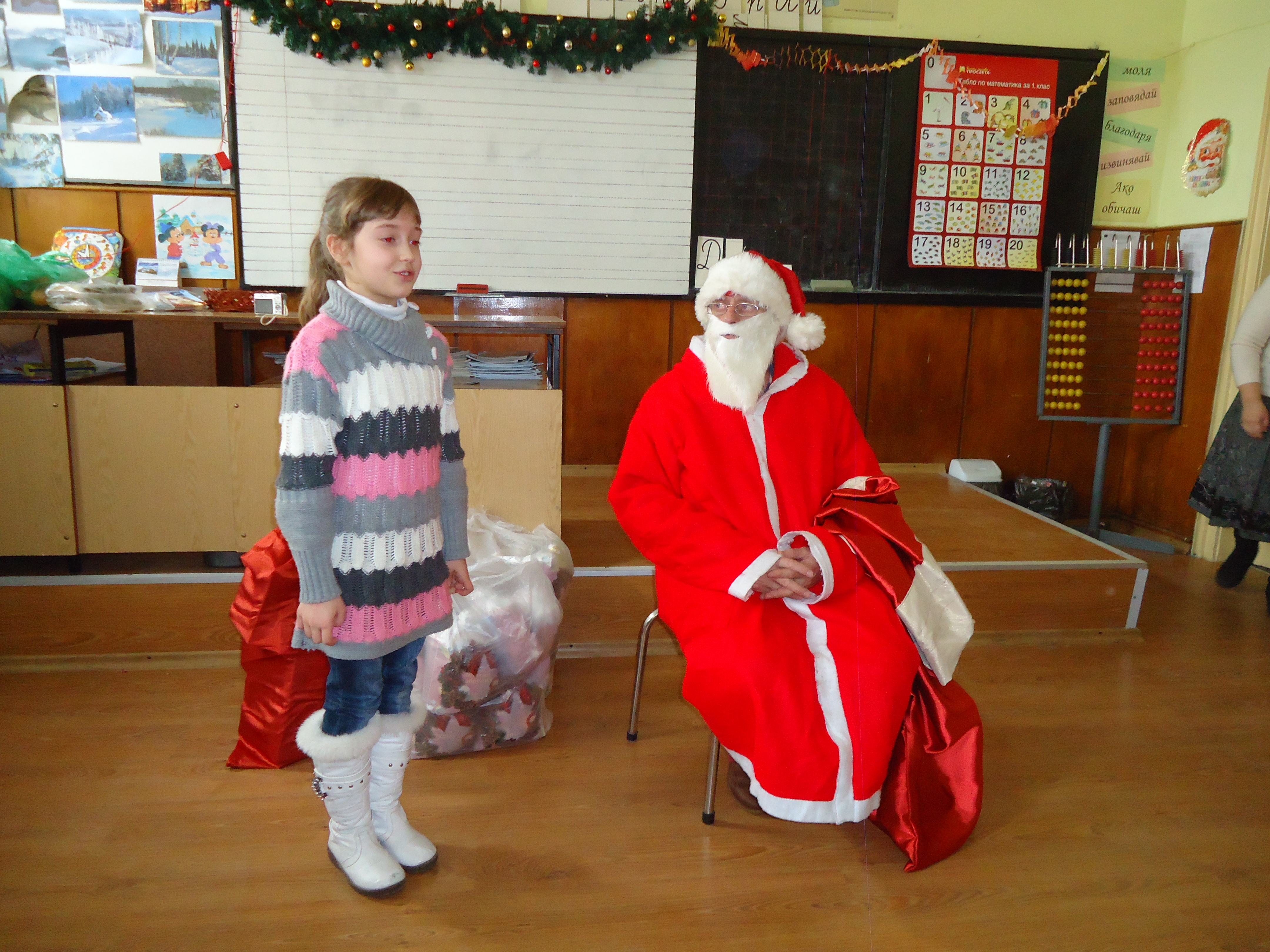 Дядо Коледа раздаде подаръци в училищата и дневния център за деца с увреждания