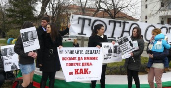 Майки с тих протест на паметника на Левски