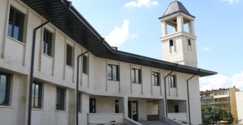 Сградата на Фуат Гювен до кметството грейна с нова фасада и покрив