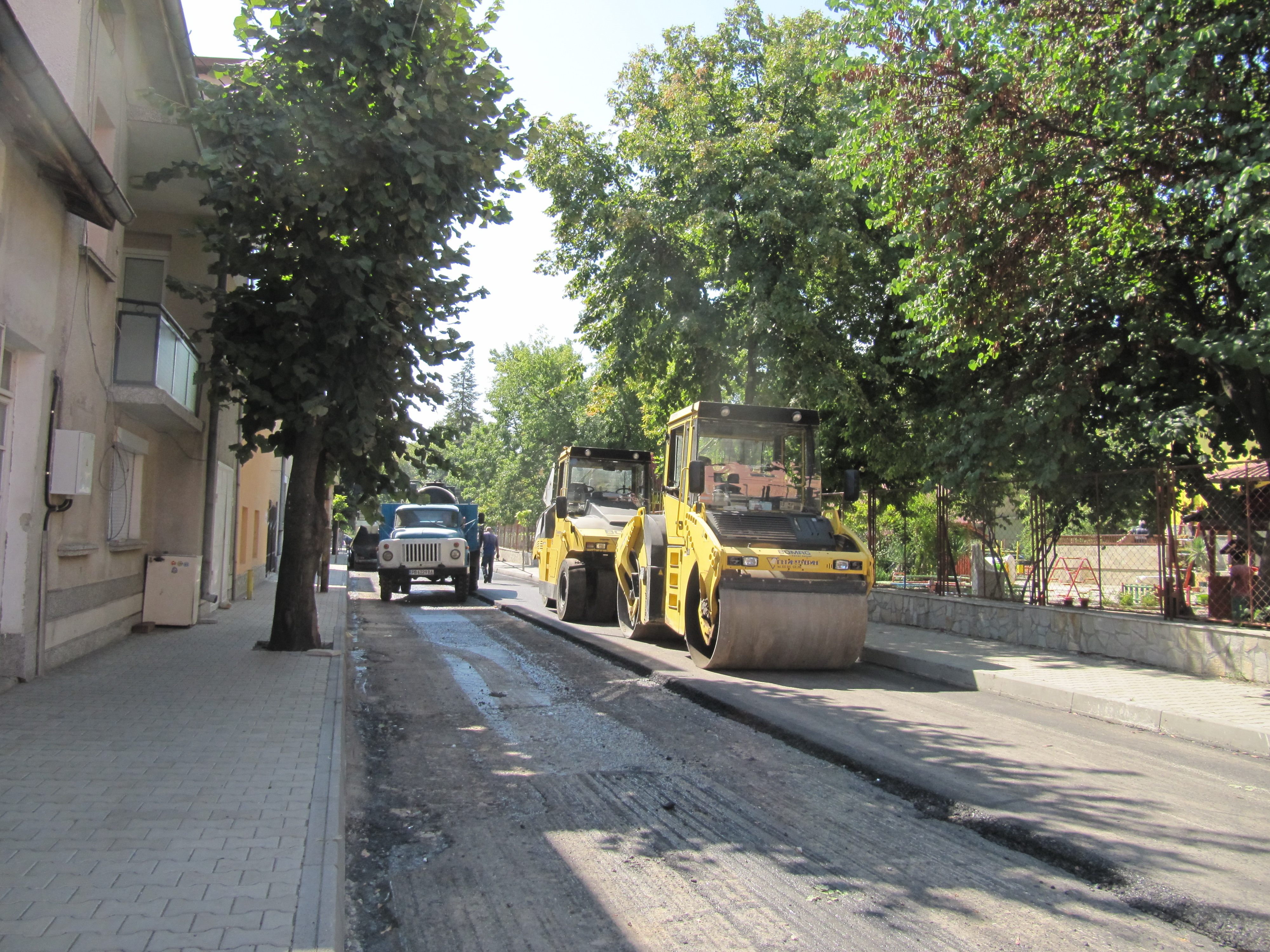 Започна асфалтиране на десет улици с пари от общинския бюджет