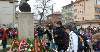 Свиленград почете Апостола с цветя и рецитал
