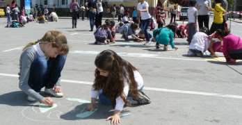 Деца рисуваха на асфалт за Деня на Земята