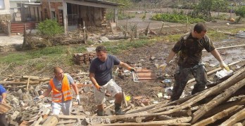 Доброволци от ГЕРБ изчистиха напълно 7 къщи в Странско, утре пак са там