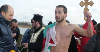 25-годишният Атанас Димитров извади кръста на Йордановден