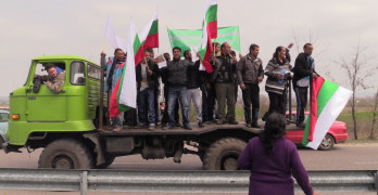 Протестиращи затапиха границата за кратко