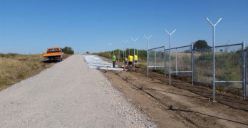 Напредва строежът на оградата по границата, 10 км от пътя – готови