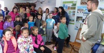 Ученици от ОУ „Иван Вазов“ се запознаха с белошипите ветрушки в Левка