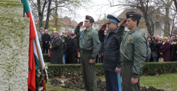 Генералитетът на ВВС на България се поклони пред паметника на поручик Христо Топракчиев в Свиленград