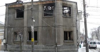 Пожар унищожи къща, по чудо – няма пострадали