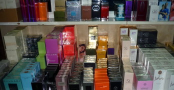 Хиляди фалшиви парфюми и дрехи откриха митничари в багажа на румънци