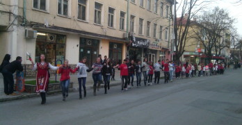 Свиленградчани посрещнаха 1 март с голямо българско хоро