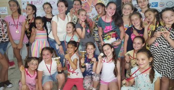 „Златните момичета” с купи и медали от „Вълшебен свят”