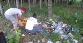 Младежите от Интеракт клуб почистиха околовръстния път и боровата гора