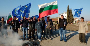 Земеделски производители блокират пътя за Гръцкото