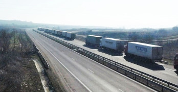 Крадат хиляди евра от камион на километричната опашка край Свиленград
