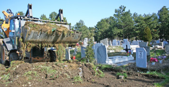 Тонове боклуци и пластмаса изкарани от гробищата