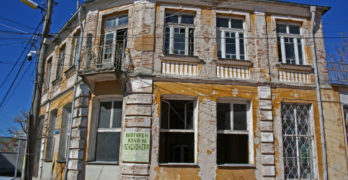 Събарят опасна сграда в центъра на Свиленград