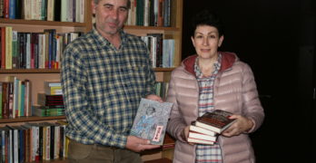 Елена Манолова дари стотици книги на библиотеката в Свиленград