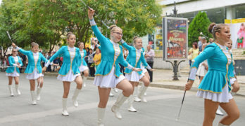 Свиленград отбеляза 24 май с празнично шествие, училищата изпратиха абитуриентите