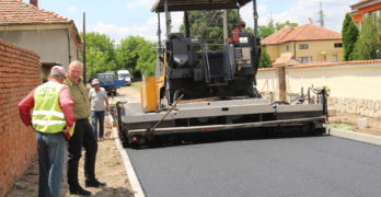 Продължава асфалтирането на улици в Любимец
