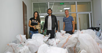 Доброволци пренасят книги в новата свиленградска библиотека