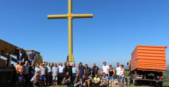 15-метров християнски кръст се извиси над Любимец