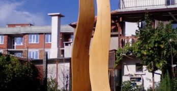 Поставят поредната дървена скулптура в града, дело на Радко Бъчваров