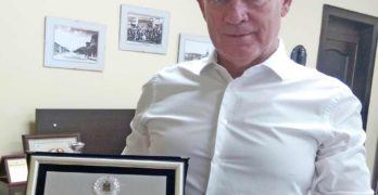   Кметът Георги Манолов с отличие на Българската федерация по хандбал за принос в развитието на играта