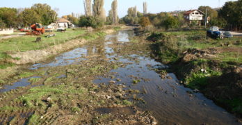 В Димитровче почистиха коритото на реката