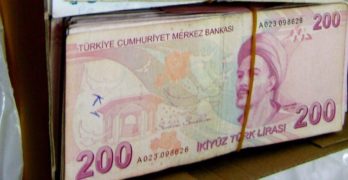 Митничари спипаха 21-годишен с 300 000 недекларирани турски лири