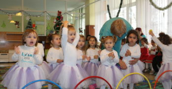 Децата от яслите в Любимец първи посрещнаха Дядо Коледа
