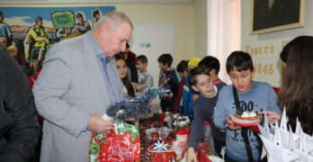 Ученици от НУ „Христо Ботев“ активно участваха в благотворителен коледен базар