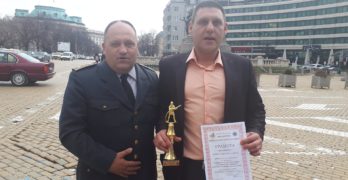 Наградиха директора на СУ „Д-р Петър Берон“ за принос в осигуряването на пожарна безопасност