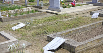 Малки циганчета потрошили гробищата на Гарата в Свиленград