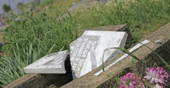 На Разпети петък вечерта вандали поругаха гробища в Свиленград