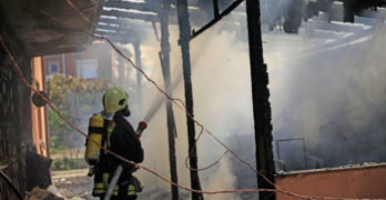 Пожар изпепели барбекю и унищожи покъщина в Свиленград/видео/