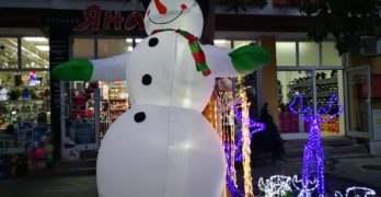 Снежен човек се появи в центъра на Свиленград