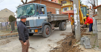 Кметът Анастас Карчев лично инспектира как върви реконструкцията на улиците в Свиленград