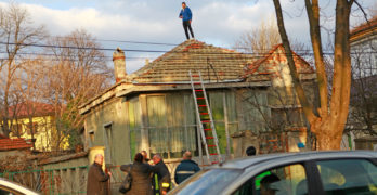 Момче, на покрив, вдигна на крак полиция и пожарна в Свиленград