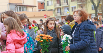 Детски сърца, стихче и свежа китка кокичета за Апостола в Свиленград