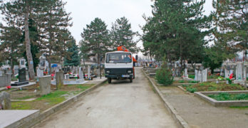 Специализирана техника влезе в гробищния парк на Свиленград