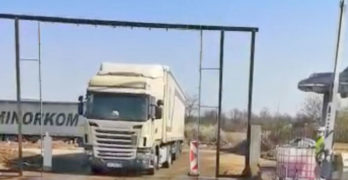 Дезинфекцират камионите на летище „Узунджово“